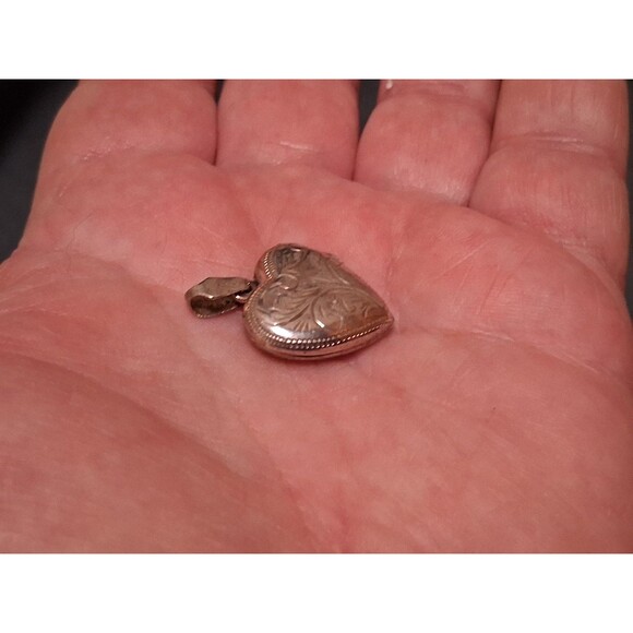 Vintage Engraved Sterling Heart Photo Locket Pendant THA Marked - Picture 2 of 5